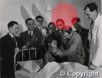 Dr Woodruff supervising a postgraduate student examining a patient in the hospital